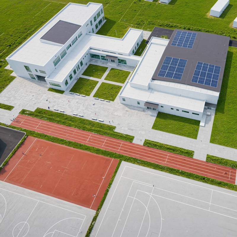 Logotip projekta Izgradnja Osnovne škole Koprivnički Ivanec sa sportskom dvoranom i vanjskim igralištima na adresi Seljačke bune 10, Kunovec